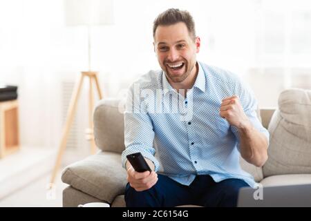 Homme émotionnel regardant un match de football à la maison Banque D'Images