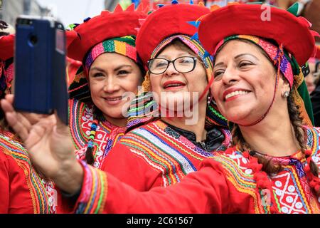 Des artistes sud-américains de Carnaval del Pueblo prennent un selfie à 'London's New Year’s Day Parade' (LNYDP) 2020, Londres, Angleterre Banque D'Images