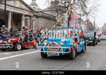 Les voitures d'époque à toit ouvert du « mini Moke Club » participent à la « London New Year's Day Parade (LNYDP) 2020 sur Whitehall, Londres Banque D'Images