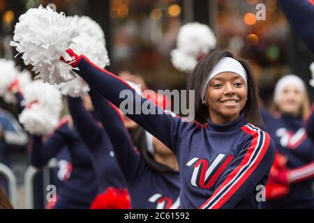 Varsity tous les meneurs de la fête des supporters américains se divertissent au 'London's New Year’s Day Parade' (LNYDP) 2020 à Londres, en Angleterre Banque D'Images