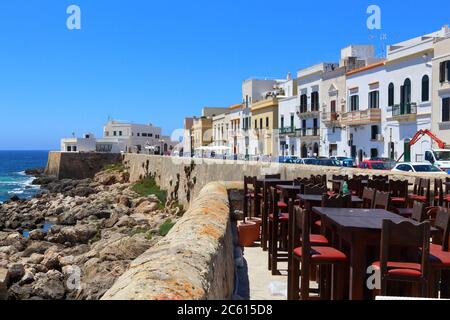 Gallipoli, ville d'Apulia, Italie. Restaurant italien extérieur à l'architecture résidentielle. Banque D'Images