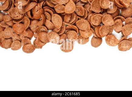 Pile de délicieux cornflakes au chocolat isolés sur fond blanc. Des flocons croustillants bruns prêts à manger Banque D'Images