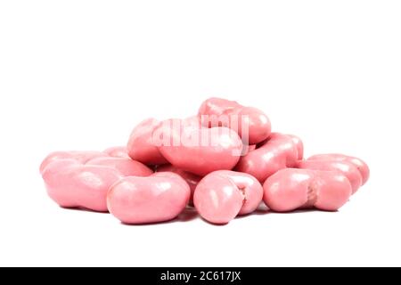 Lèvres d'arachides recouvertes de chocolat rose aux saveurs de fraise. Groupe de bonbons savoureux isolés sur fond blanc Banque D'Images