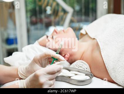 Femme adulte recevant une injection d'acide hyaluronique dans une clinique chirurgicale Banque D'Images