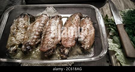 Ailes de dinde cuites dans un plat de cuisson Banque D'Images