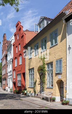 Maisons sur la rue 'an der Obertrave' sur les rives de la rivière Trave sur l'île de la vieille ville hanséatique de Luebeck. Banque D'Images