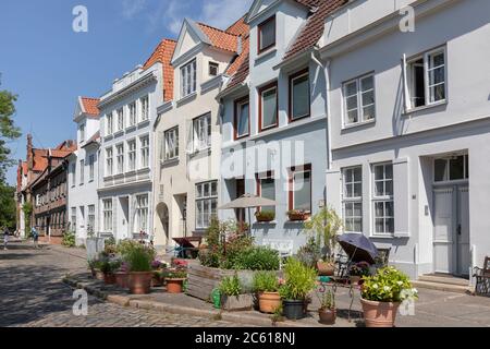 Maisons sur la rue 'an der Obertrave' sur les rives de la rivière Trave sur l'île de la vieille ville hanséatique de Luebeck. Banque D'Images