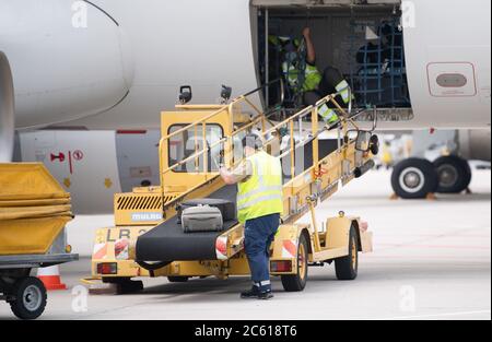 Stuttgart, Allemagne. 03ème juillet 2020. Les travailleurs chargent leurs bagages dans un avion à l'aéroport de Stuttgart. Credit: Sebastian Gollnow/dpa/Alay Live News Banque D'Images