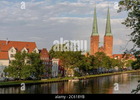 Vue sur la vieille île de la ville hanséatique de Luebeck avec la rivière Trave et la cathédrale de Luebeck Banque D'Images