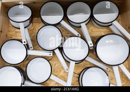 louche pour la cuisson d'eau en métal émaillé Banque D'Images