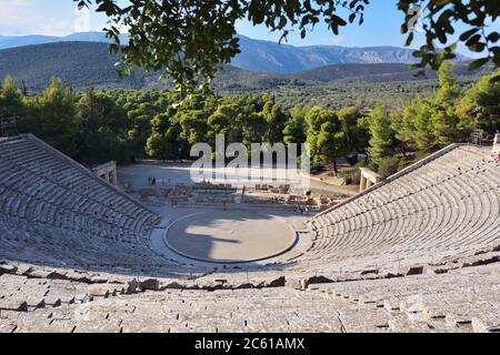 Grèce. Théâtre antique d'Epidaure (également Epidauros, Epidauros) construit en 340 av. J.-C. Ce beau théâtre le mieux conservé se trouve sur le site de l'UNESCO World Heritag Banque D'Images