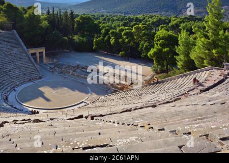 Grèce. Théâtre antique d'Epidaure (également Epidauros, Epidauros) construit en 340 av. J.-C. Ce beau théâtre le mieux conservé se trouve sur le site de l'UNESCO World Heritag Banque D'Images