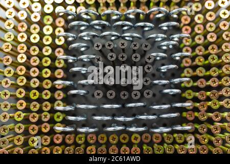 gros plan sur les clous or et argent dans un magasin de quincaillerie Banque D'Images