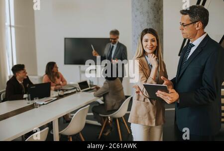 Cadres créatifs utilisant une tablette numérique au bureau Banque D'Images