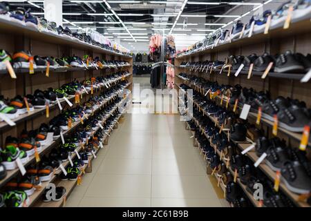 de nombreuses chaussures sont en magasin Banque D'Images