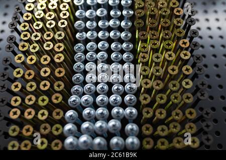 gros plan sur les clous or et argent dans un magasin de quincaillerie Banque D'Images