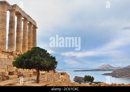 Grèce. Cap Sounion - ruines d'un ancien temple grec de Poséidon avant le coucher du soleil sous un ciel nuageux et spectaculaire Banque D'Images