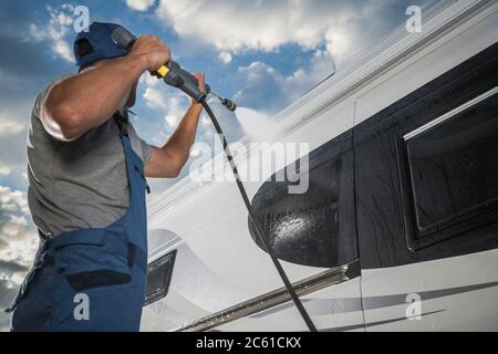 Caucasiens hommes pression laver son moderne camping-car Van classe B. entretien de véhicule récréatif. Propreté de la maison automobile. Banque D'Images