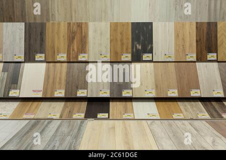 MINSK, BÉLARUS - 01 avril 2020 : un grand assortiment sur les étagères du magasin avec des échantillons de parquet pour la maison Banque D'Images