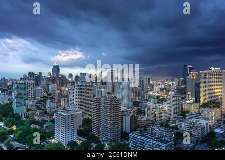 Asie, Thaïlande, Bankgok. De fortes pluies nuages au-dessus du quartier central des affaires autour du district de Lumpini / Ratchathewi pendant la mousson de la saison des pluies Banque D'Images