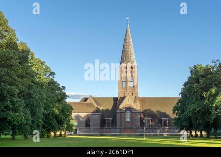 Royaume-Uni, Londres, Golders Green. Eglise de St Jude-on-the-Hill par l'architecte Edwin Lutyens, place centrale, banlieue Hampstead Garden Banque D'Images