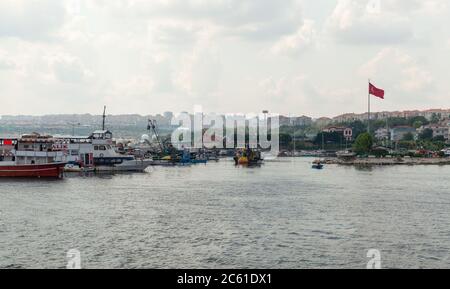 Istanbul, Turquie - 30 juin 2016 : vue sur le port d'Avcilar avec petits bateaux et drapeau turc Banque D'Images