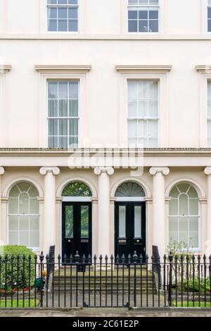 Maisons mitoyennes de l'époque Regency sur Ulster Terrace, Regent's Park, Londres Banque D'Images