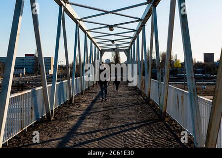 Une femme et un petit enfant sur un pont en ruine, un vieux pont rouillé, deux personnes sur un pont Banque D'Images