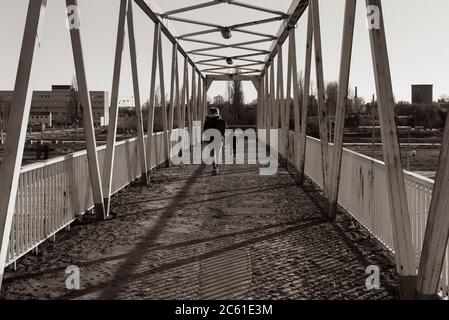 Une femme et un petit enfant sur un pont en ruine, un vieux pont rouillé, deux personnes sur un pont, photo en noir et blanc Banque D'Images