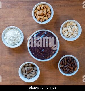 Un bol d'açai, un superaliment fait d'un palmier amazonien, tapioca et noix, d'en haut, sur une table, pas de gens, encore la vie Banque D'Images