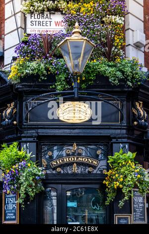 Royaume-Uni, Londres, Covent Garden, Floral Street. Extérieur du White Lion, un pub de Londres Nicholson's, recouvert de fleurs au printemps/été Banque D'Images