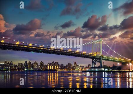 Pont historique Triborough Bridge d'Astoria Queens vers New York City Manhattan après le coucher du soleil avec lumières de la ville Banque D'Images