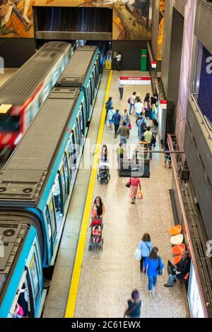 Une station sur le métro Santiago - métro Santiago (métro de Santiago) Banque D'Images