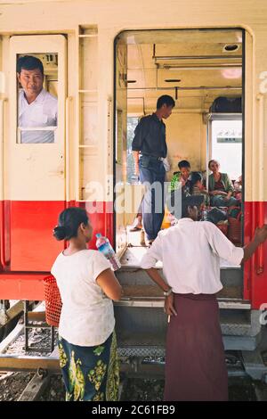 Asie, Asie du Sud-est, Myanmar, transport ferroviaire sur un train à Tahnpyuzayat en Birmanie Banque D'Images