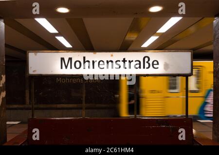 Arrivée du métro à la station Morenstrasse Banque D'Images