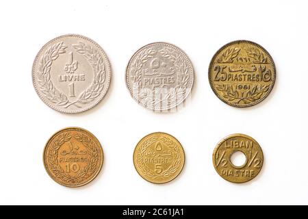 Ensemble de pièces libanaises anciennes isolées sur fond blanc Banque D'Images