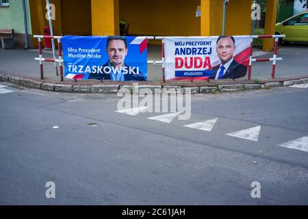 Wielkopolska, Pologne. 6 juillet 2020. Le deuxième tour des élections présidentielles en Pologne aura lieu dimanche prochain. Sur la photo : deux candidats au poste de Président : Rafal Trzaskowski (L), président actuel de Varsovie, et Andrzej Duda (R), président actuel de Pologne. Crédit: Dawid Tatarkiewicz/ZUMA Wire/Alay Live News Banque D'Images