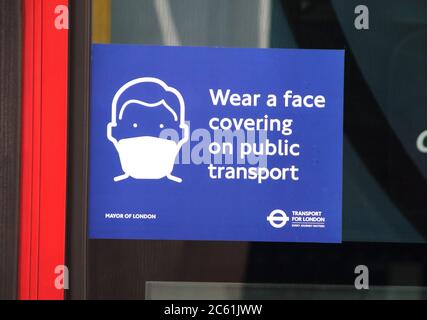 Londres, Royaume-Uni. 4 juillet 2020. Un autocollant sur un bus indiquant « porter un masque sur les transports en commun » à Londres.distance sociale, stations de Sanitizer à main et signalisation NHS autour de Londres, les restrictions de verrouillage étant assouplies en permettant aux pubs, restaurants et tous les commerces de détail de rouvrir. Crédit : Keith Mayhew/SOPA Images/ZUMA Wire/Alay Live News Banque D'Images