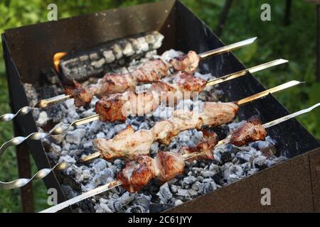 La cuisson barbecue Brochettes. Kebab mariné grillé sur charbon de bois. est Shish kebab barbecue a été faite d'agneau, porc, bœuf, poulet. Brochettes de boeuf rôti sur ba Banque D'Images