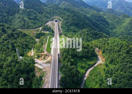 Liupanshui. 6 juillet 2020. La photo aérienne prise le 6 juillet 2020 montre un pont ferroviaire le long du chemin de fer Anshun-Liupanshui dans la province de Guizhou, au sud-ouest de la Chine. Le chemin de fer interurbain d'Anshun-Liupanshui, avec une vitesse prévue de 250 km/h, est en préparation pour l'ouverture. Le chemin de fer réduira le temps de trajet entre Guiyang et Liupanshui de 3.5 heures à environ 1 heure, et la ville de Liupanshui sera entièrement reliée au réseau ferroviaire national à grande vitesse. Credit: Liu Xu/Xinhua/Alay Live News
