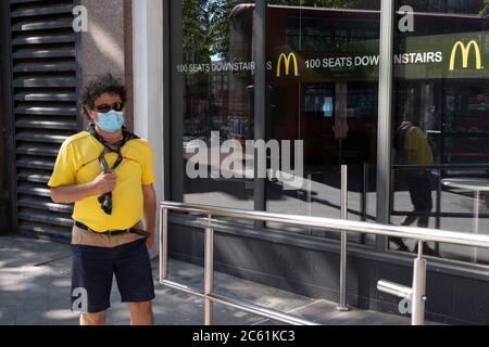 Masque extérieur de McDonalds le 25 juin 2020 à Londres, Angleterre, Royaume-Uni. Alors que la date limite de juillet approche et que le gouvernement assouplit encore davantage ses règles de verrouillage, le West End reste calme, tandis que certains magasins non essentiels sont autorisés à ouvrir des magasins individuels qui ont mis en place des systèmes de distanciation sociale. Banque D'Images