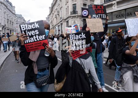 Après la mort de George Floyd alors qu'il était sous la garde de la police à Minneapolis, des manifestations de solidarité ont été régulièrement organisées dans le monde entier, alors que des gens se rassemblent pour protester contre le racisme institutionnel et pour soutenir le mouvement Black Lives Matter, Comme nous l'avons vu ici avec des milliers de jeunes qui se réunissent le 27 juin 2020 à Londres, Angleterre, Royaume-Uni. Cette manifestation était en mémoire et en l'honneur de Shukri Abdi, une fille somalienne qui s'est noyée dans la rivière Irwell à Bury, dans le Grand Manchester, dans des circonstances suspectes impliquant des brimades présumés. Les vies noires comptent Banque D'Images