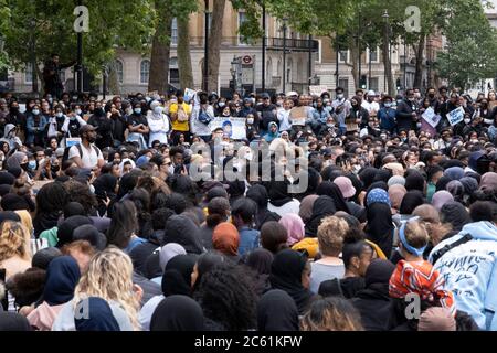 Après la mort de George Floyd alors qu'il était sous la garde de la police à Minneapolis, des manifestations de solidarité ont été régulièrement organisées dans le monde entier, alors que des gens se rassemblent pour protester contre le racisme institutionnel et pour soutenir le mouvement Black Lives Matter, Comme nous l'avons vu ici avec des milliers de jeunes qui se réunissent le 27 juin 2020 à Londres, Angleterre, Royaume-Uni. Cette manifestation était en mémoire et en l'honneur de Shukri Abdi, une fille somalienne qui s'est noyée dans la rivière Irwell à Bury, dans le Grand Manchester, dans des circonstances suspectes impliquant des brimades présumés. Les vies noires comptent Banque D'Images