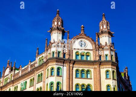 Façade de bâtiment ornée de style Belle Epoque avec horloge, Párisi Udvar Hotel, Budapest, Hongrie Banque D'Images