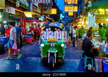 Tuk Tuk chauffeur dans Phadung Dao Road dans le quartier chinois de Bangkok, Bangkok, Thaïlande Banque D'Images