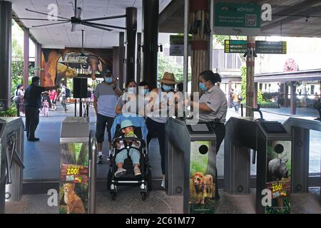 Singapour. 6 juillet 2020. Les visiteurs utilisent des billets électroniques pour entrer au zoo de Singapour le 6 juillet 2020. Le zoo de Singapour a rouvert ses portes au public lundi après l'assouplissement des mesures de confinement dans la lutte contre la pandémie COVID-19. Crédit: Puis Chih Wey/Xinhua/Alay Live News Banque D'Images