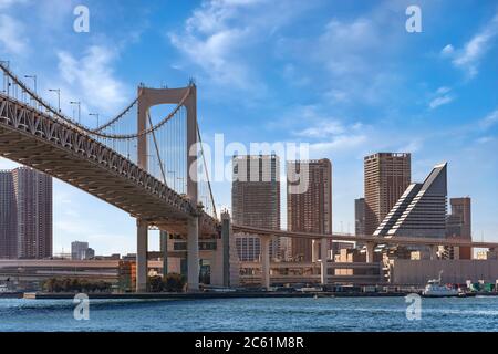 tokyo, japon - avril 04 2020 : voie rapide à double couche du pont Rainbow suspendu dans la baie de Tokyo avec un bateau à remorqueurs naviguant dans le port de Tokyo et dans le Banque D'Images