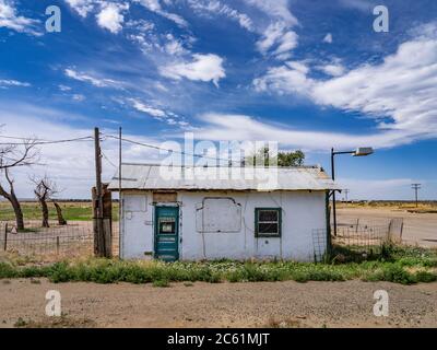 Abandon d'un petit immeuble d'affaires dans la campagne du Colorado, aux États-Unis Banque D'Images