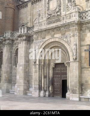 EXTÉRIEUR - PORTADA PRINCIPAL CON EL TIMPANO DEL CORDERO - SIGLO XI - ROMANICO LEONES. LIEU: COLEGIATA DE SAN ISIDORO. LEON. ESPAGNE. Banque D'Images