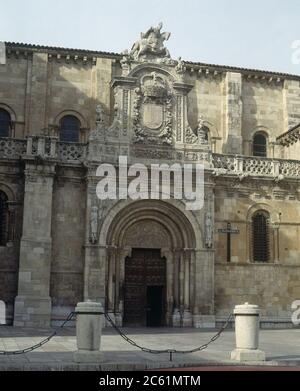 EXTÉRIEUR - PORTADA PRINCIPAL CON EL TIMPANO DEL CORDERO-S XI LIEU: COLEGIATA DE SAN ISIDORO. LEON. ESPAGNE. Banque D'Images